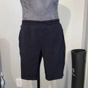 Mens Lululemon workout shorts lined size small